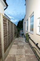 Cosy 1 Bedroom Basement Apartment With Private Patio Area - B&B Londra