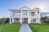 Beachfront Kāpiti Sands, sleeps up to 24 - B&B