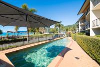 Whitsunday Beachfront Apartment on Coral Esplanade - B&B