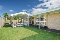 Wurtulla Beachside Family Haven, Steps to the Sea & Pool - B&B Kawana Waters