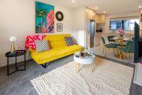 Beachfront 2BR Retreat with Stunning Views - B&B Christchurch