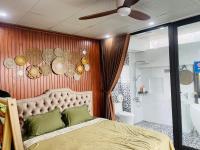Habitación con cama extragrande y vistas al jardín