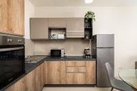 Edka Suites - Modern Sunlit 2BD Apartments with Balconies - Close to Sliema Promenade, St Julian's & St Georges Bay - Chambres d'hôtes Gzira