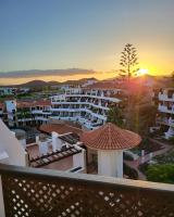 Moderno y luminoso ático con vistas y piscina - Chambres d'hôtes San Miguel De Abona