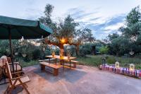 Olive Garden Studio - Tranquil Outdoor Dining Area - B&B