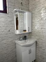 Apartamento de 1 dormitorio con balcón y vistas al agua