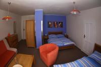 Dreibettzimmer mit Gartenblick