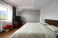 Habitación con cama extragrande y balcón