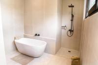 PROMO! Villa Rosa - New Luxury 1 bedroom villa in Canggu - 2 minutes to Echo beach - Chambres d'hôtes Canggu