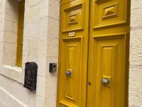 Cosy Cupids Hideout Hot Tub and BBQ - 4km away from airport - B&B Paola