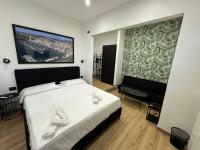 Zimmer mit Kingsize-Bett und Whirlpool
