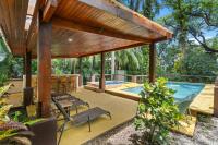 Spacious 3-Bedroom Coastal Home with Shared Pool, Outdoor Living & Steps to Playa Potrero - Chambres d'hôtes Potrero