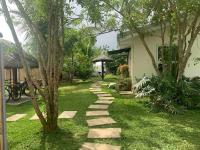 Romantic Cabin Retreat with Garden View and Free Parking - B&B Amadeo