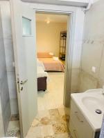 Deluxe One-Bedroom Apartment