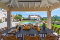 Holiday house Mara with 4 bedrooms, private pool, summer kitchen, panoramic valley views - B&B Zmijavci