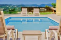 Estasia Luxury Villa with private pool by DadoVillas - Chambres d’hôtes Komméno