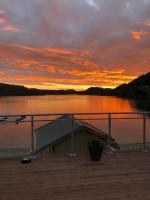 Nybygd hytte ved sjøen - B&B Øygarden