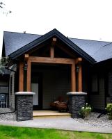 Zimmer mit Kingsize-Bett und Balkon