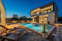 Modern 4BR Private Villa - Pool, Jacuzzi, Gaming Room - Bed and Breakfast Bibinje
