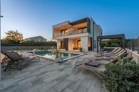 Modern 4BR Private Villa - Pool, Jacuzzi, Gaming Room - Bed and Breakfast Bibinje