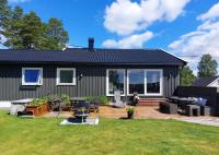 Cosy family home with pool - B&B Grimstad