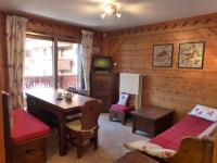 Résidence Fermes De Meribel Bat C - Confortable appartement 3 pièces pour 4 personnes aux pieds des pistes aves accès à la piscine situé à Meribel Village MAE-1800 - B&B Les Allues