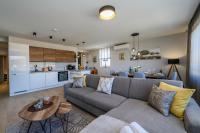 Luxury apartment Barka in Villa with heated pool - Ferienwohnung Vinišće