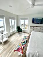 Zimmer mit Kingsize-Bett und Meerblick
