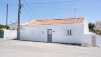 Sweet 2 BDR House With Patio by LovelyStay - Bed and Breakfast Luz