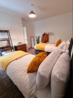 House with 3 BR and 2 Parking bays - Airport 6 Min Walk - B&B