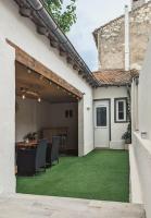 à 5mn de la réserve Africaine, charmante maison de village avec patio - B&B