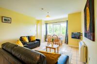 54 - Large Three Bed Apt with Parking - B&B
