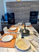 Divine Idylle Luxe 3 chambres, terrasse 130m2, jacuzzi, Clim 5 m Cours Mirabeau - B&B Aix-en-Provence