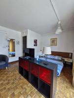 Vaste studio 10 min ORLY 20 min Paris by RER B - B&B Massy