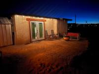 Hilltop Cabin with Starlink and View 10 mins to JT Park - Bed and Breakfast Twentynine Palms