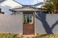 Moffat Beach Retreat, Pet-friendly & Ocean Views - B&B