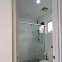 Habitación con cama grande y vistas al jardín