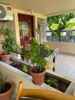 Peculiar Garden Apartment - Bed and Breakfast