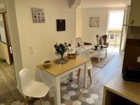 Appartement 56m2 avec balcon en coeur de village - B&B