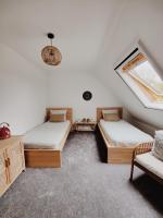 Tweepersoonskamer met 2 Aparte Bedden en Eigen Badkamer