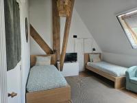 Tweepersoonskamer met 2 Aparte Bedden en Douche