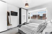 Relaxing 3 Bedroom Stay with Private TVs Near Ashby - Chambres d’hôtes Smisby