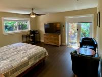 Zimmer mit Kingsize-Bett und Poolblick