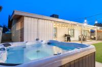 Sanctuary W Hot Tub, Fire Pit, & Dog Friendly - B&B