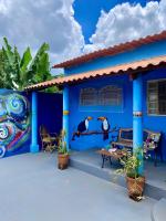Toucan House Sleeps 6 - with AC & Jacuzzi! - B&B Alto Paraíso de Goiás