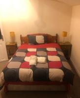 Private comfortable bedroom with ensuite - B&B