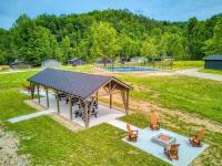 Open Sky Retreat, Pickleball Court, Creek, WIFI, Mountain Views, Starting at 79" - Chambres d'hôtes Cosby