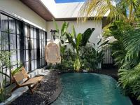 Qeelo Villa Bali Tropical Modern Private Villa - B&B