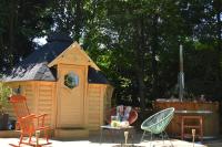 Cabane dans un jardin arboré - B&B
