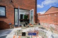 Manchester 3-Bed House, Free Parking & WiFi - Chambres d’hôtes